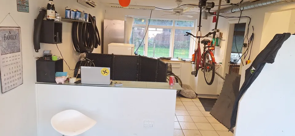 Disken i MT Bike med dæk, slanger og værkstedet bagved